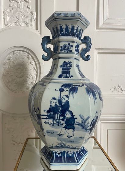 CHINE

Vase balustre en porcelaine bleu et...