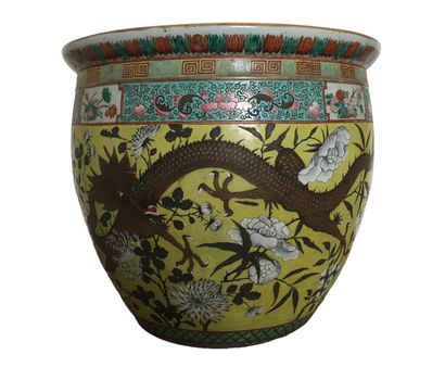null CHINA

Large polychrome porcelain basin with enamelled decoration of flowers...