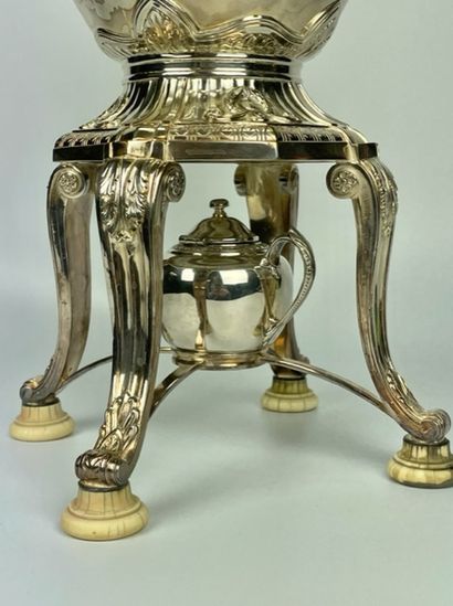 null SAMOVAR en métal argenté avec son réchaud 

Style Empire 

H : 46 cm