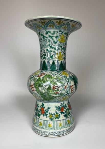 null CHINE

Vase Gu en porcelaine doucai, à décor émaillé de dragons et de fleurs

Style...