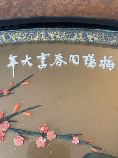 null CHINE 

Panneau en forme d'éventail à décor de branchages fleuris en pierre...