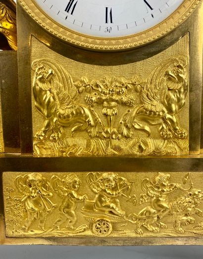 null 
PENDULE en bronze ciselé et doré, représentant Cupidon taillant son arc au-dessus...