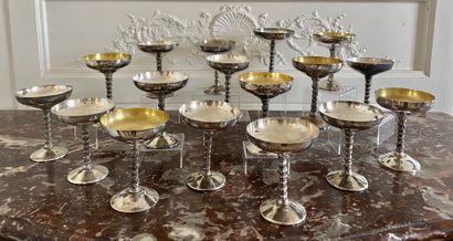 null ENSEMBLE de 17 coupes à champagne en métal plaqué argent.

Espagne XXème siècle

H:...