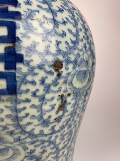 null CHINE 

Paire de potiches couvertes en porcelaine bleu et blanc à décor de motifs...