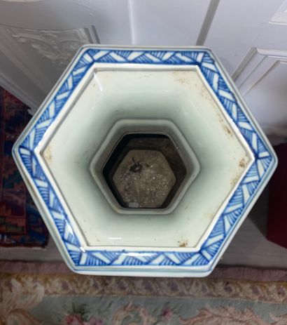 null CHINE

Vase balustre en porcelaine bleu et blanc, le corps à pans coupés à décor...