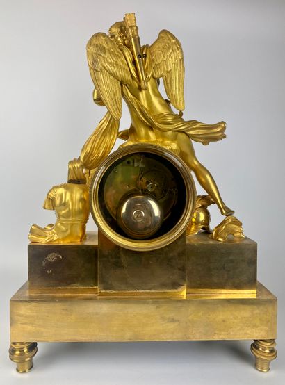 null 
PENDULE en bronze ciselé et doré, représentant Cupidon taillant son arc au-dessus...