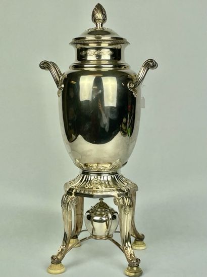 null SAMOVAR en métal argenté avec son réchaud 

Style Empire 

H : 46 cm