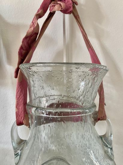 null BIOT

Paire de vases pique-fleurs en verre soufflé

Vers 1950

H: 25cm