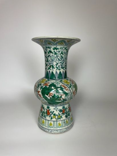 CHINE

Vase Gu en porcelaine doucai, à décor...