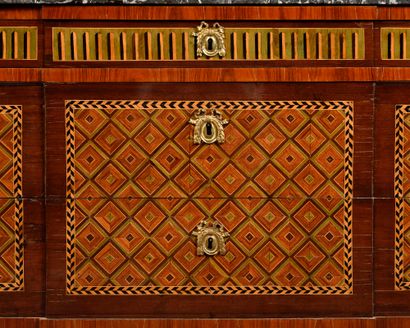 null COMMODE 

in geometrical marquetry opening five drawers on three rows, the top...