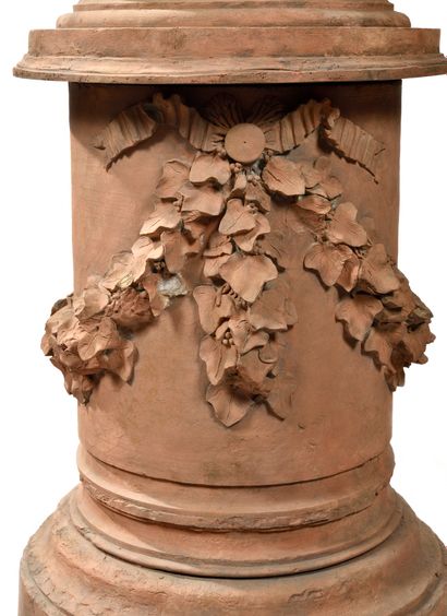 null PUTTO 

in terra cotta leaning on a tree trunk carrying in his hands a rose...