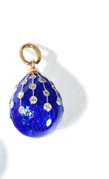 PENDANT in the shape of an egg

Gold, blue...