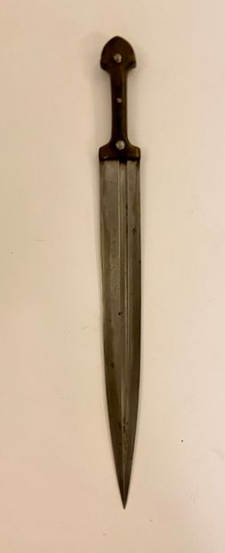 null CAUCASIAN KINDJAL 

Without its scabbard 

Steel, wood

49,5 cm. Russia, Caucasus,...