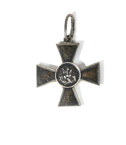 null CROIX de l’ordre de Saint Georges, 4e classe

Argent, trace d’un poinçon

14,65...