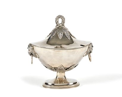 null SAUCIERE with its lid, decorated with two lions' heads and a foliage pattern

Silver

Hallmarks:...