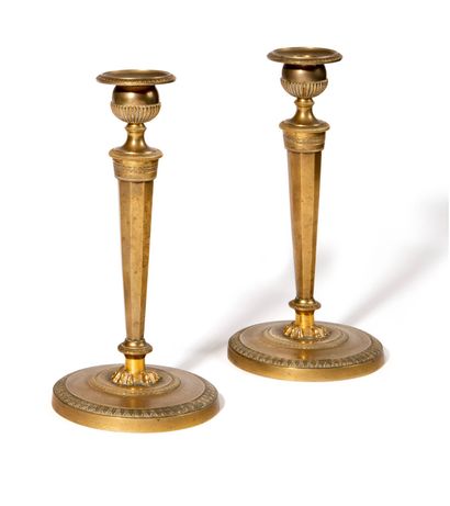 null PAIR OF CANDLESTICKS IN GILDED BRONZE.

The binnacles form a ball decorated...