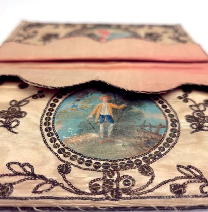 null WALLET

in unbleached moiré silk, with scalloped inner flaps, decorated in a...