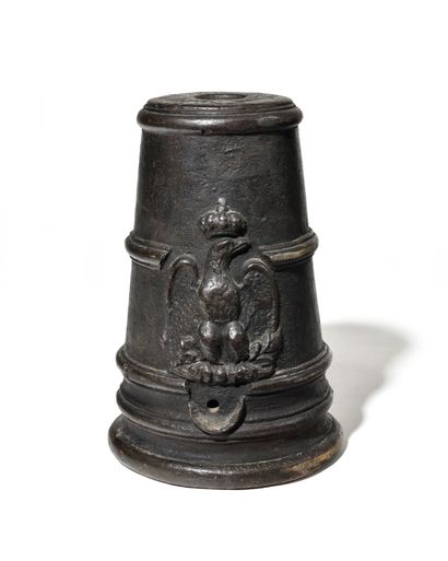 null RARE POT A FEU ROND, EN FONTE DE FER, A QUATRE ANNEAUX DE RENFORT ORNE SUR LE...