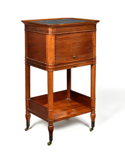 null RECTANGULAR BEDSIDE TABLE IN MAHOGANY AND MAHOGANY VENEER ON ALL SIDES.

It...