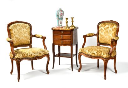 PAIR OF ARMCHAIRS 
in carved and molded wood...