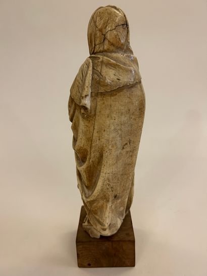 null 17TH CENTURY SCHOOL
Virgin with child
Statuette in alabaster
H: 27 cm and wooden...