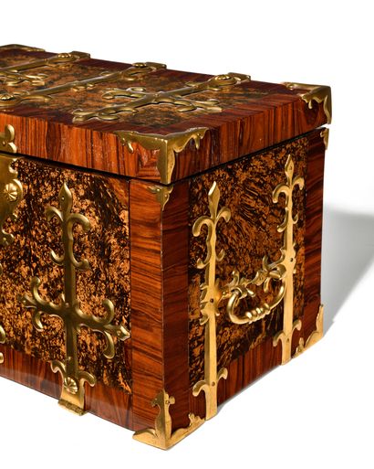 null CHANGER'S CHEST 
in burr and violet wood veneer decorated with handles, hinges...