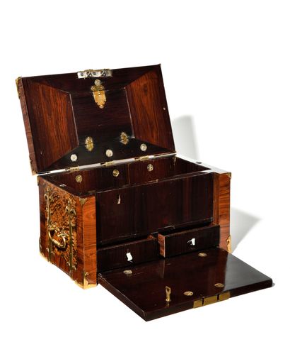 null CHANGER'S CHEST 
in burr and violet wood veneer decorated with handles, hinges...