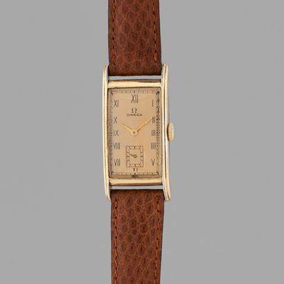 null OMEGA
Wadsworth T 17.
Vers: 1940.
Montre bracelet en plaqué or. Boîtier rectangle,...