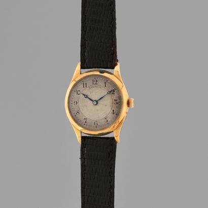null LEROY & Cie
Vers : 1920
Montre bracelet en or jaune 750/1000. Boîtier rond français,...
