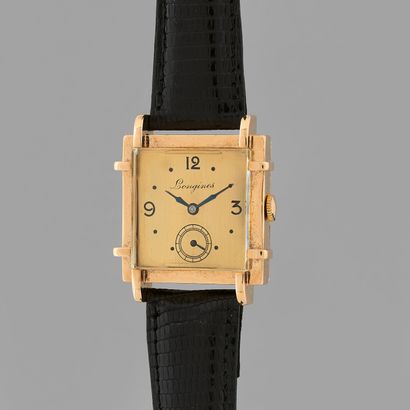 null LONGINES
Ref : 6378394.
Circa: 1950.
Gold-plated men's wristwatch. Square case....