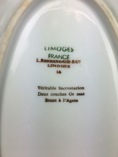 null BERNARDAUD
Service de table en porcelaine blanche de Limoges à contour rouge...