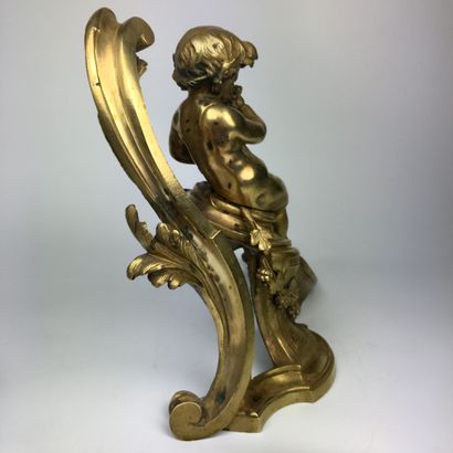 null PAIRE DE FEUX DE CHEMINEE en bronze doré et ciselé à décor d'enfants Bacchus...