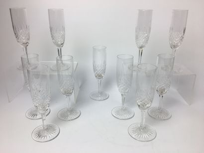 null SAINT LOUIS
11 flûtes à champagne en cristal taillé
H : 17.5 cm