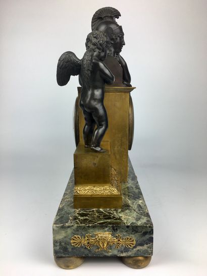 null PENDULE en bronze doré et patiné à décor d'Andromaque devant le buste d'Hector....