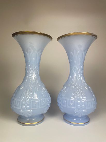 null PAIRE DE VASES balustre en opaline à filets or.
Epoque Napoléon III
H : 35 ...