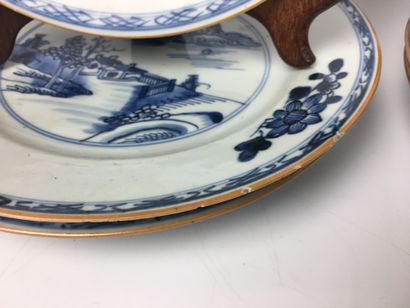 null CHINE
Suite de 8 assiettes en porcelaine bleu et blanc à décor de paysage lacustre.
XVIIIe...