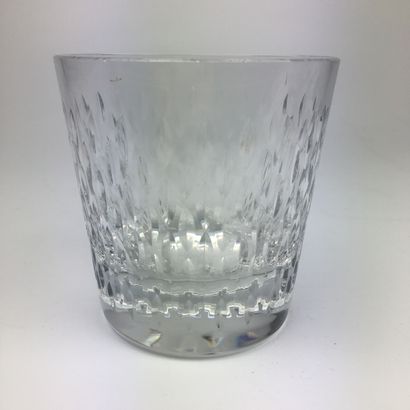 null BACCARAT
Trois vases en cristal.
Haut : 18, 17.5 et 10.5 cm
(égrenures sur ...