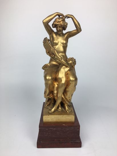 null Tony SZIRMAÏ (1871-1938)
Modèle au miroir
Bronze doré sur socle en marbre rouge...