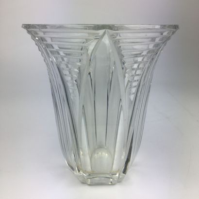 null BACCARAT
Trois vases en cristal.
Haut : 18, 17.5 et 10.5 cm
(égrenures sur ...