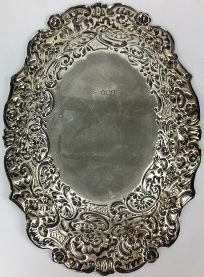 null CORBEILLE ovale en argent repoussé.
Poinçon anglais Londres, 1902
Orfèvre :...