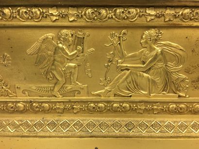 null PENDULE en bronze doré et ciselé à décor d'une muse drapée à l'Antique accoudée...
