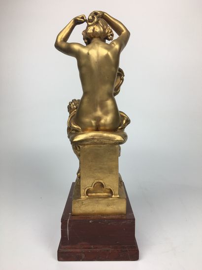 null Tony SZIRMAÏ (1871-1938)
Modèle au miroir
Bronze doré sur socle en marbre rouge...