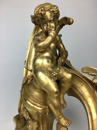 null PAIRE DE FEUX DE CHEMINEE en bronze doré et ciselé à décor d'enfants Bacchus...