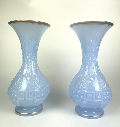 null PAIRE DE VASES balustre en opaline à filets or.
Epoque Napoléon III
H : 35 ...