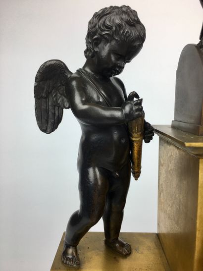 null PENDULE en bronze doré et patiné à décor d'Andromaque devant le buste d'Hector....