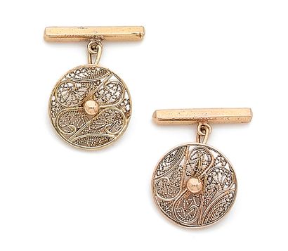 null PAIR OF CUFFLINKS

holding a circular filigree pattern. Mounted in 18K yellow...