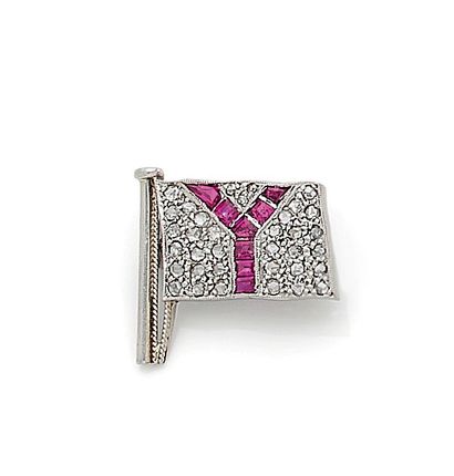 null BROCHE

decorated with a flag with a ruby Y in a circle of rose-cut diamonds....