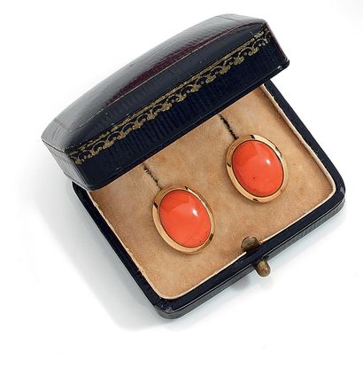 null PAIR OF EARRINGS

holding a coral cabochon. Closed setting in 18K yellow gold....