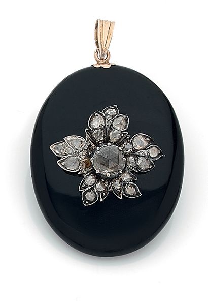 null SOUVENIR PENDANT

Oval onyx pendant, the front is decorated with a floral design...