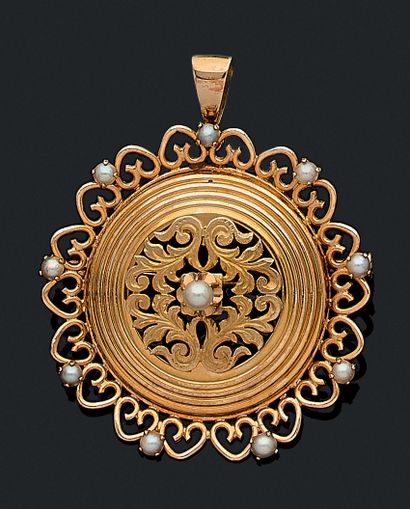 null BROOCH / PENDANT

decorated with a design of interlacing punctuated with white...